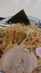 酒々井プレミアム・アウトレットのフードコート 舎鈴（しゃりん） 中華蕎麦の麺