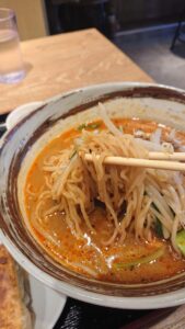 餃子坦々麺定食 1,000円の坦々麺の麺