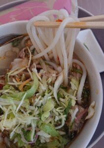バインミーとヌードル（ハーフサイズ）のセット 旨辛スープのブン・ボー・フエの麺