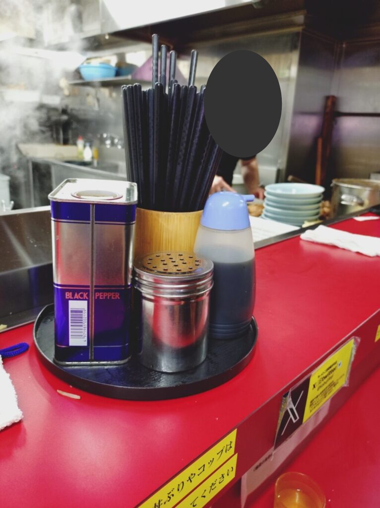 ラーメン二郎 新宿歌舞伎町店 卓上の調味料