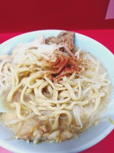 小ラーメン（野菜マシマシ、ニンニク少なめ、アブラ、カラメ）の麺の量