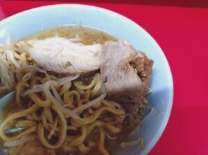 小ラーメン（野菜マシマシ、ニンニク少なめ、アブラ、カラメ）の豚（チャーシュー）