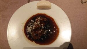 主菜：黒酢の酢豚と蒸しパン
