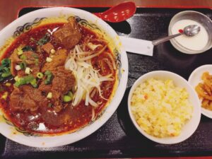 中華料理 品香斎（ヒンコウサイ）＠神谷町　ランチのマーラー牛肉刀削麺+半炒飯　950円