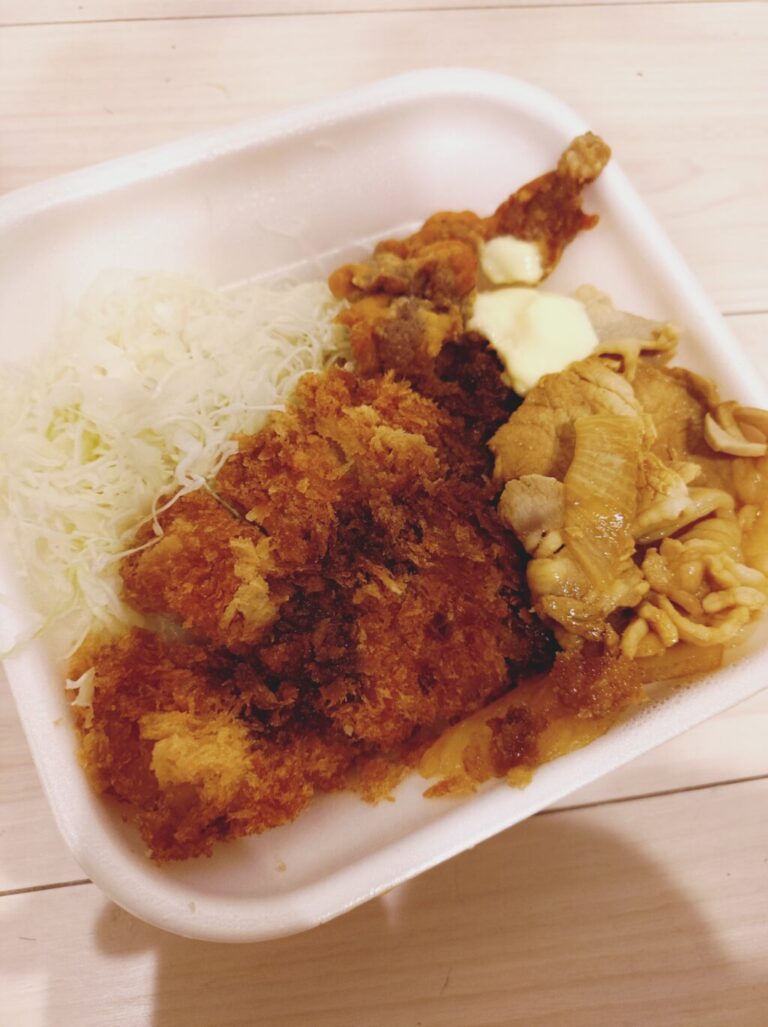 豚DX(デラックス)丼弁当テイクアウト　890円(税込961円)