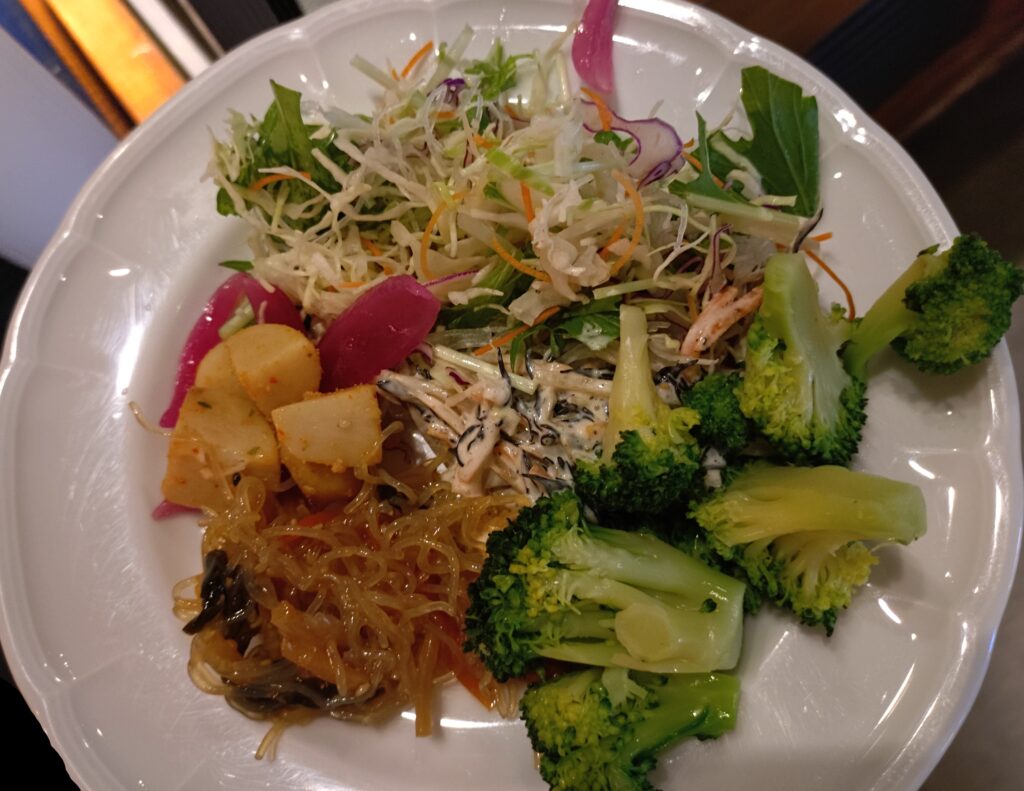 サラダを取ってきたところ