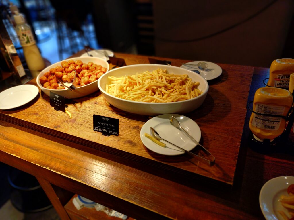 Dining & Bar LAVAROCK(ダイニングアンドバー ラヴァロック)ランチビュッフェのフライドポテトとチキンボール