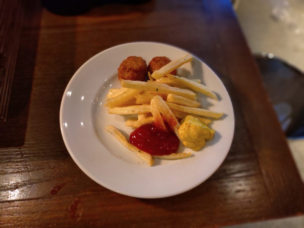 フライドポテトとチキンボールをとったところ