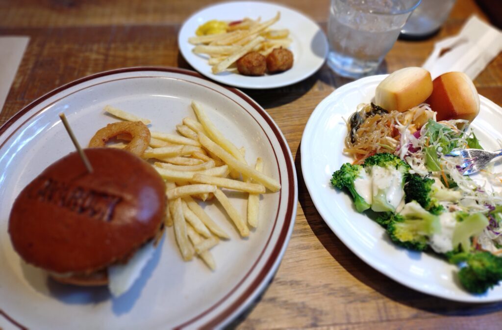 神谷町クリスピーチキンバーガー 1,500円とサラダビュッフェで取ってきたサラダと、ポテトなど