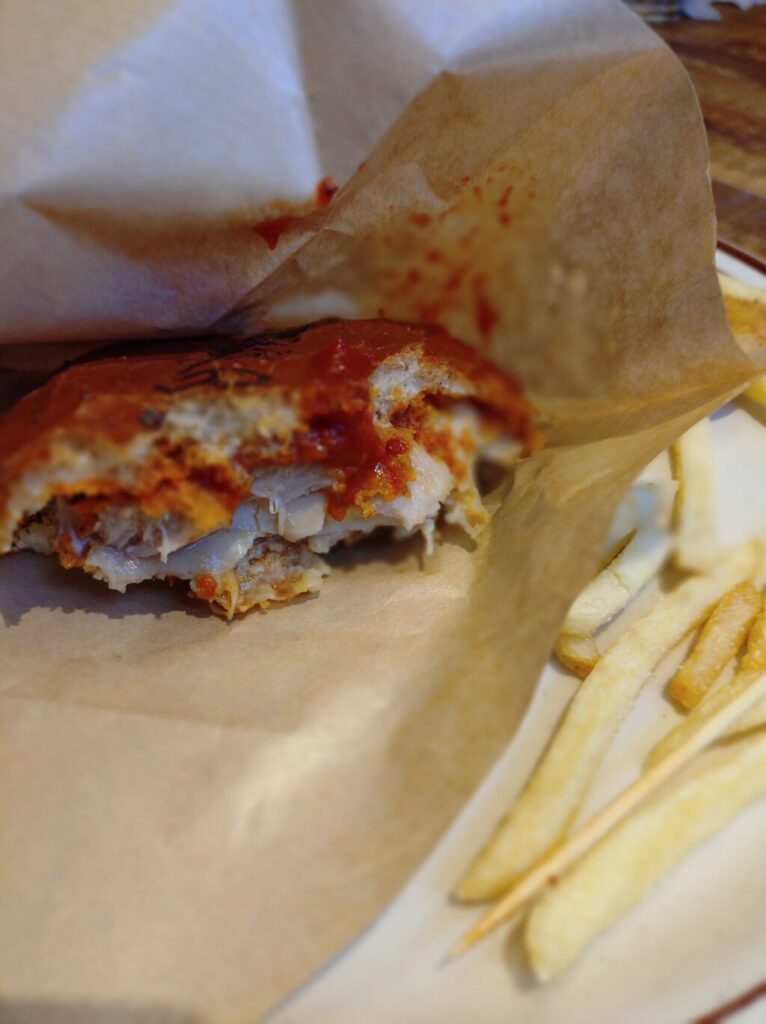 神谷町クリスピーチキンバーガーの断面