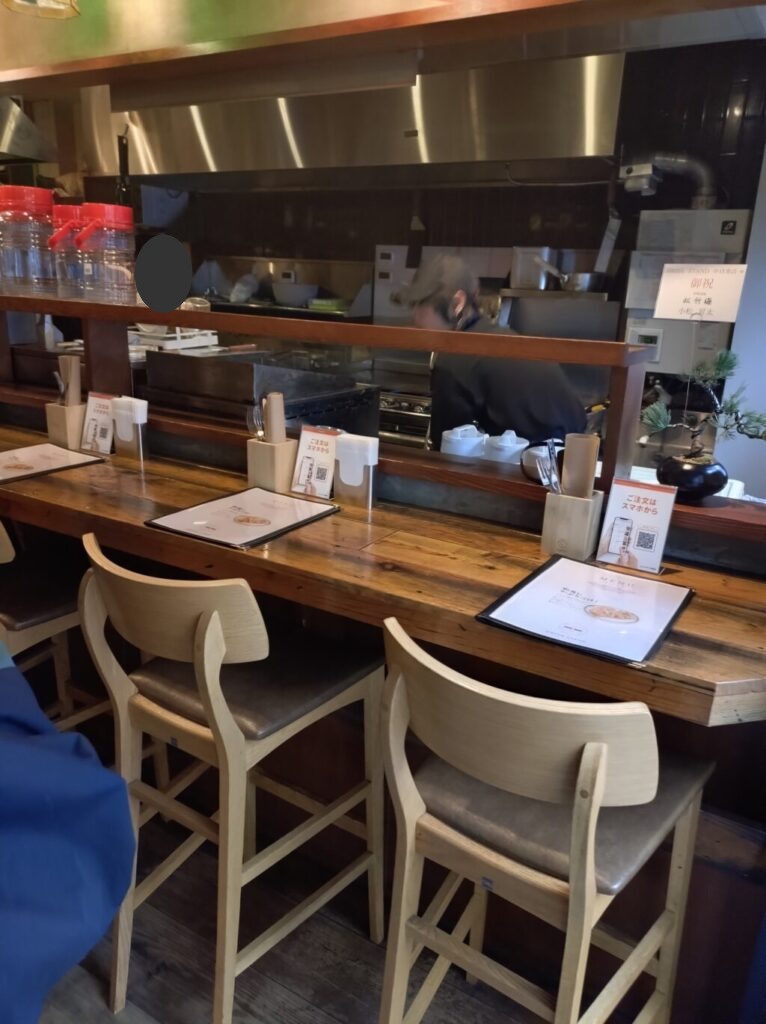 BRISK STAND NAKAMEGURO 店内のカウンター席