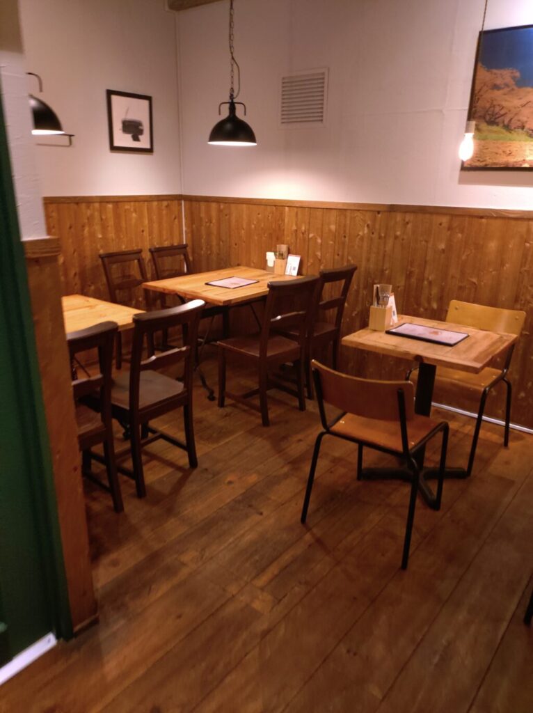 BRISK STAND NAKAMEGURO 店内のテーブル席