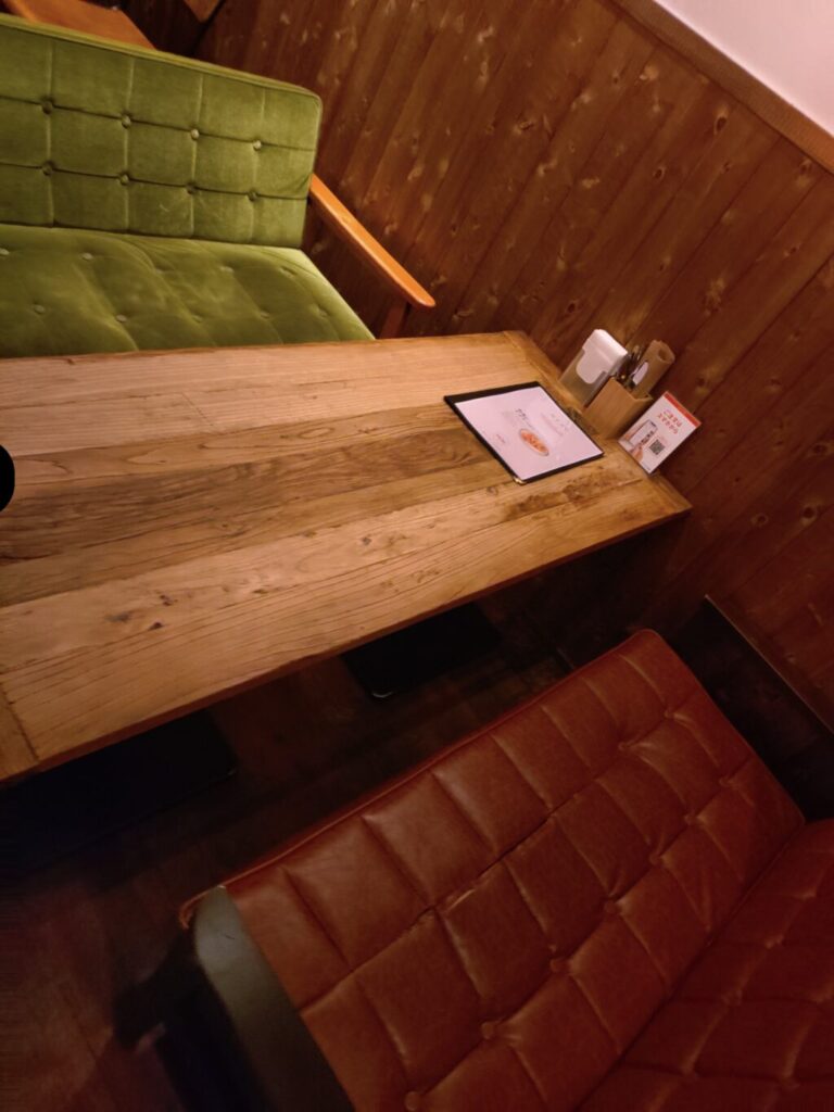 BRISK STAND NAKAMEGURO 店内のソファ席