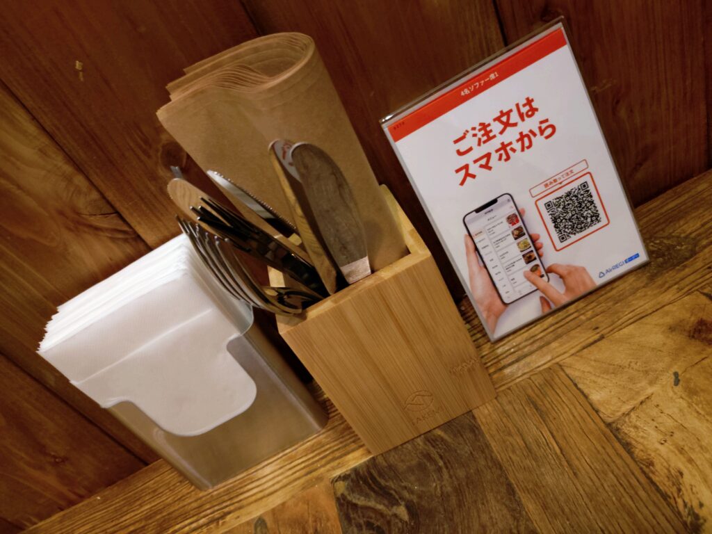 注文はQRコード ハンバーガーの包み紙もあります。