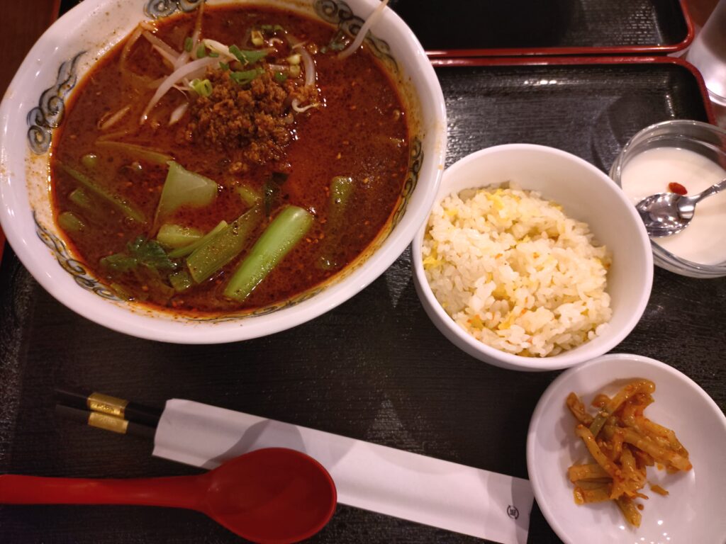 四川風担々麺+半炒飯 1,000円