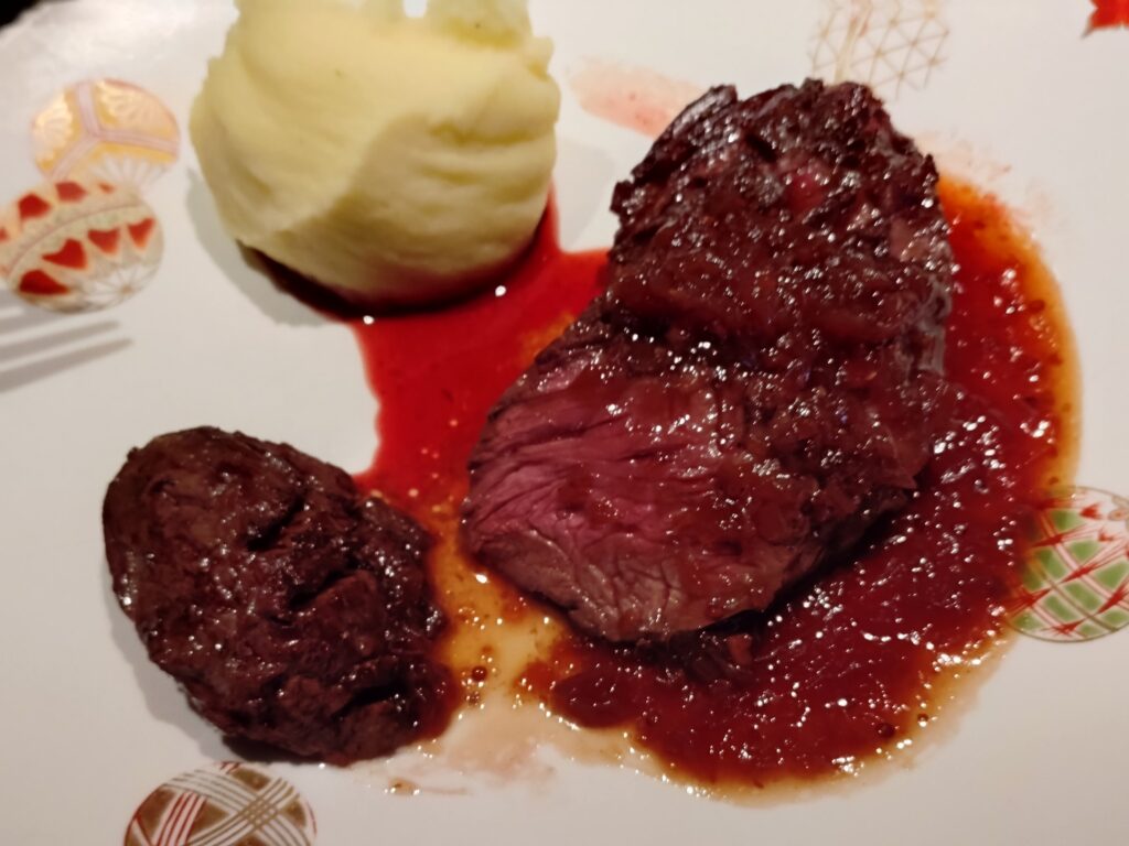 ステーキランチセットのカットされたお肉