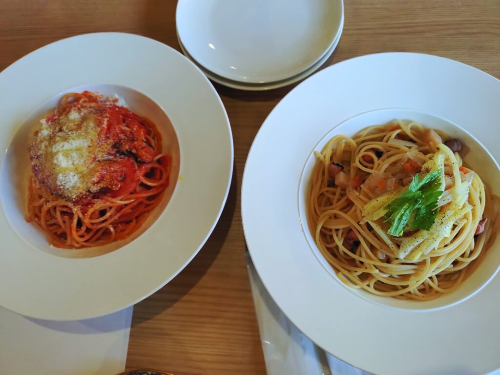 トマトソースパスタ（大盛り）と週替わりパスタ（タコとジャガイモ）（大盛り）
