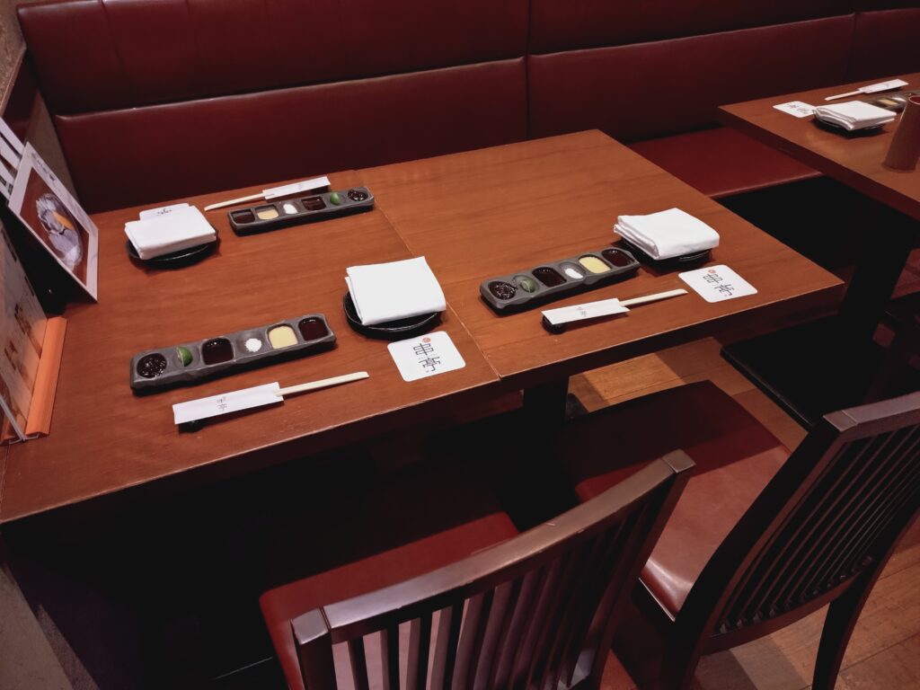 串亭 日本橋三越前 店内の席