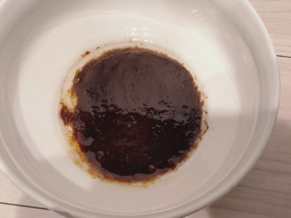 スープの達人濃厚豚ラーメンスープを丼に注いだところ