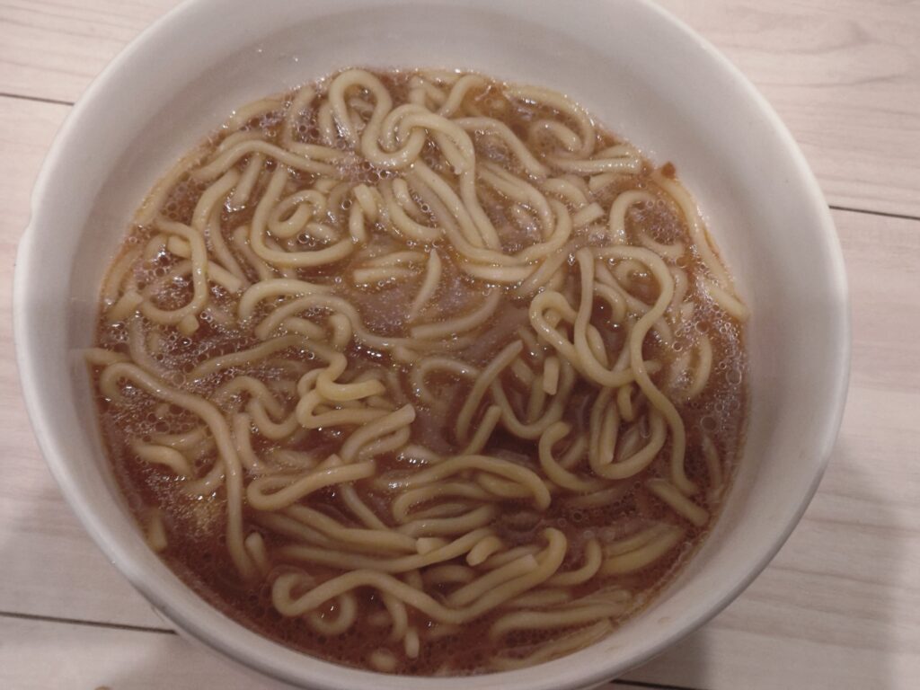 スープの達人濃厚豚ラーメンスープに麺を入れたところ