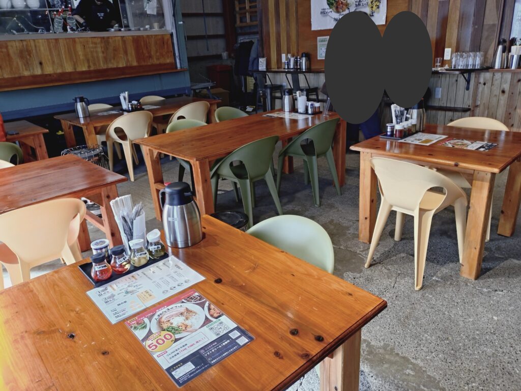 人類みなまぜそば 目黒店 店内