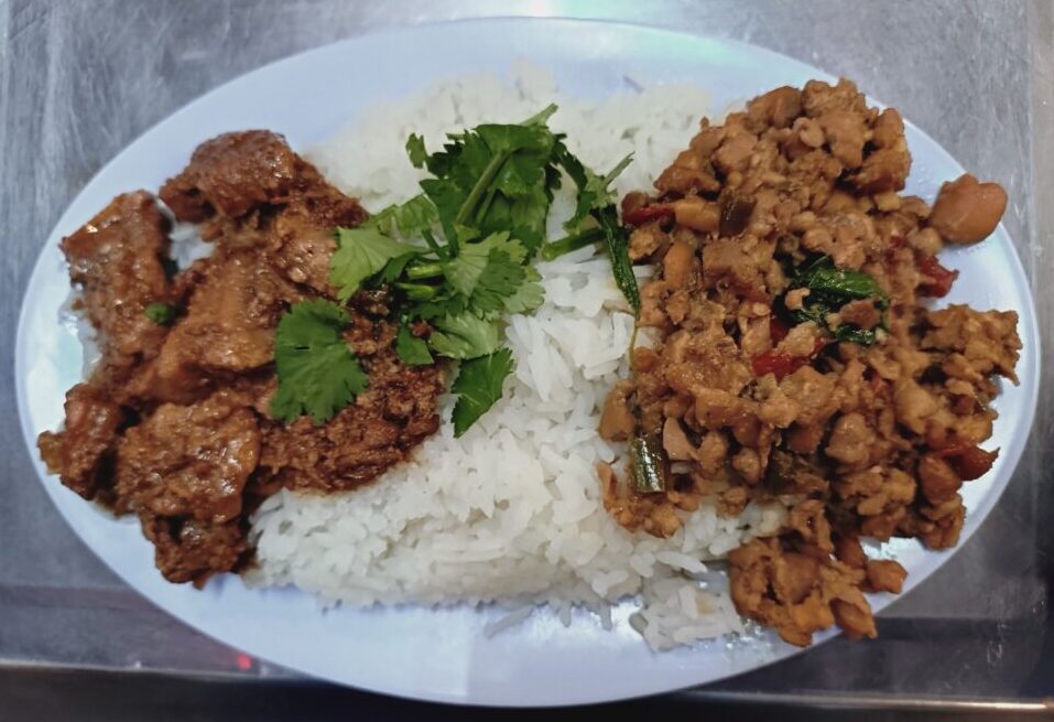 2種盛り（カオマンガイ・ムーパロー）