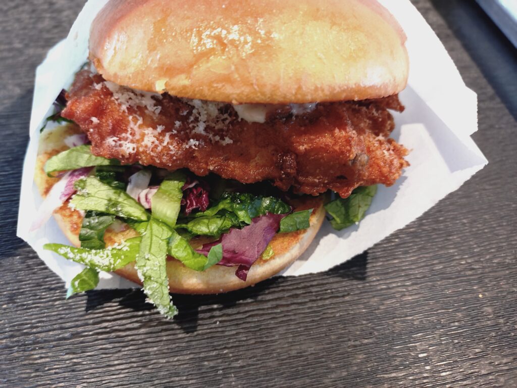 シェイクシャックのチキンシーザーバーガー