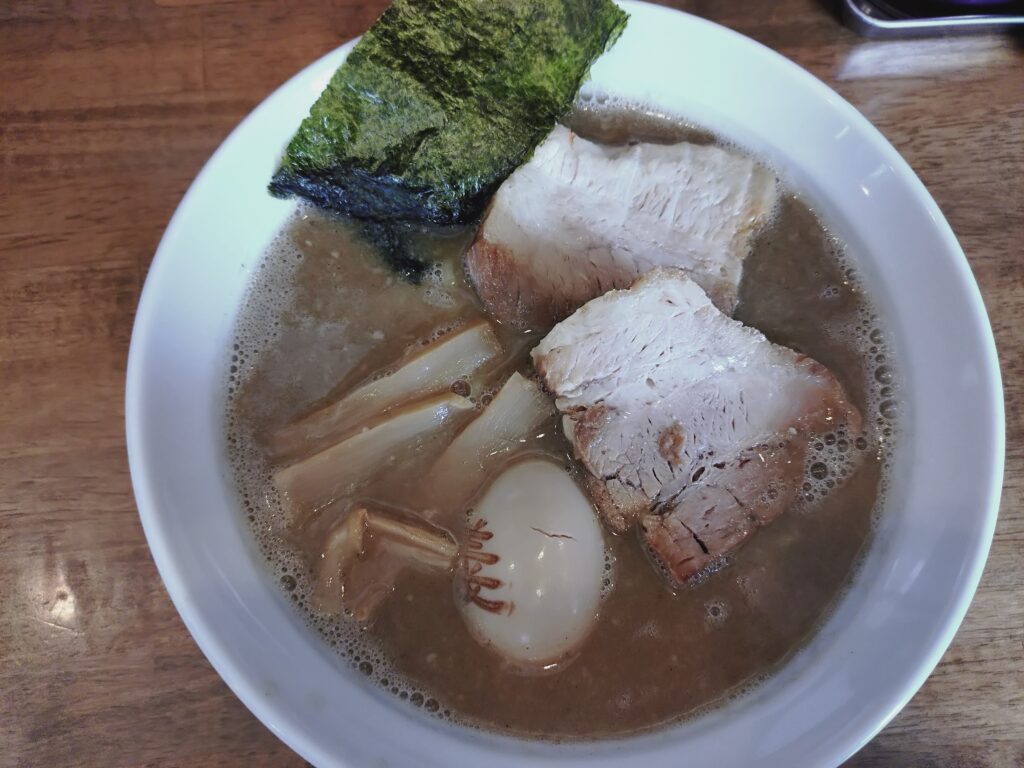 特らーめん(鰹醤油豚骨)肉2枚・味玉　1,100円