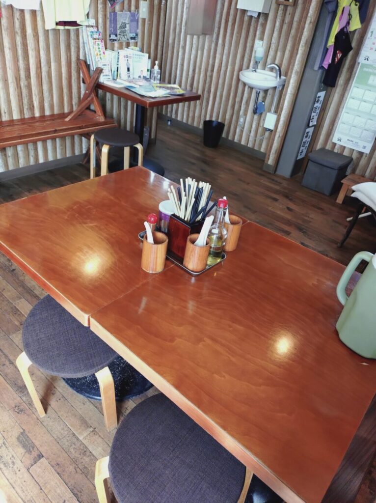 ラーメン サンガ 店内のテーブル席