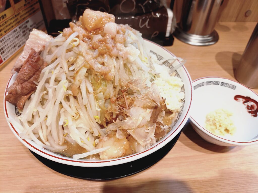 小ラーメン ニンニク・野菜マシマシ・アブラマシマシ・カラメ・アレ（花かつお）・生姜別皿