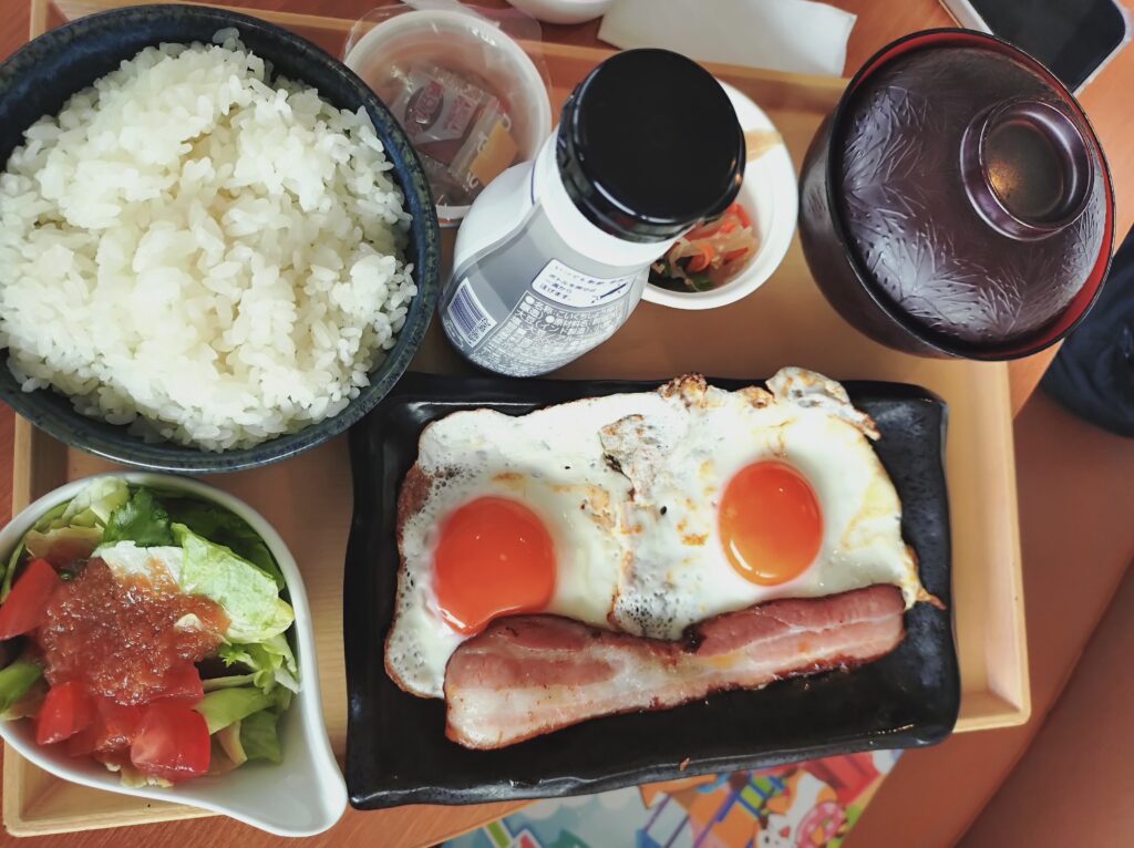 ココスのプレミアムモーニングの茜美人の目玉焼き朝定食