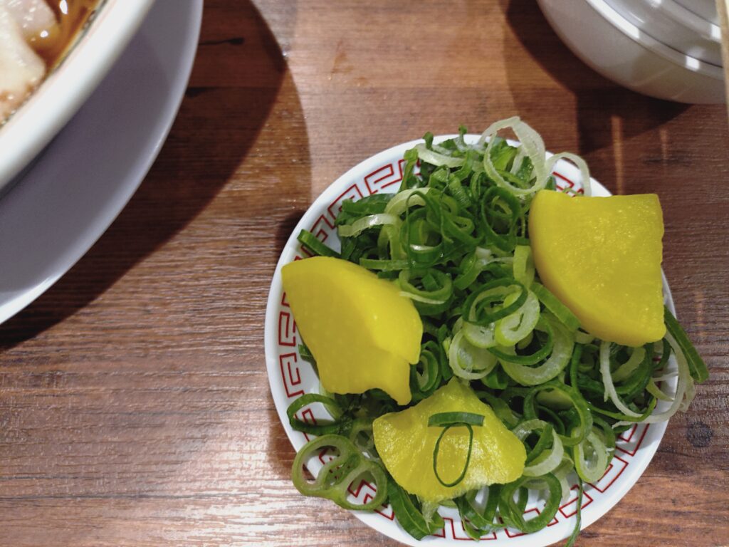 魁力屋のサービスで入れ放題の青ネギとたくあん