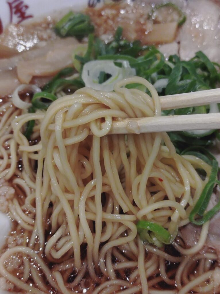 魁力屋の京都背脂醤油ラーメンの麺