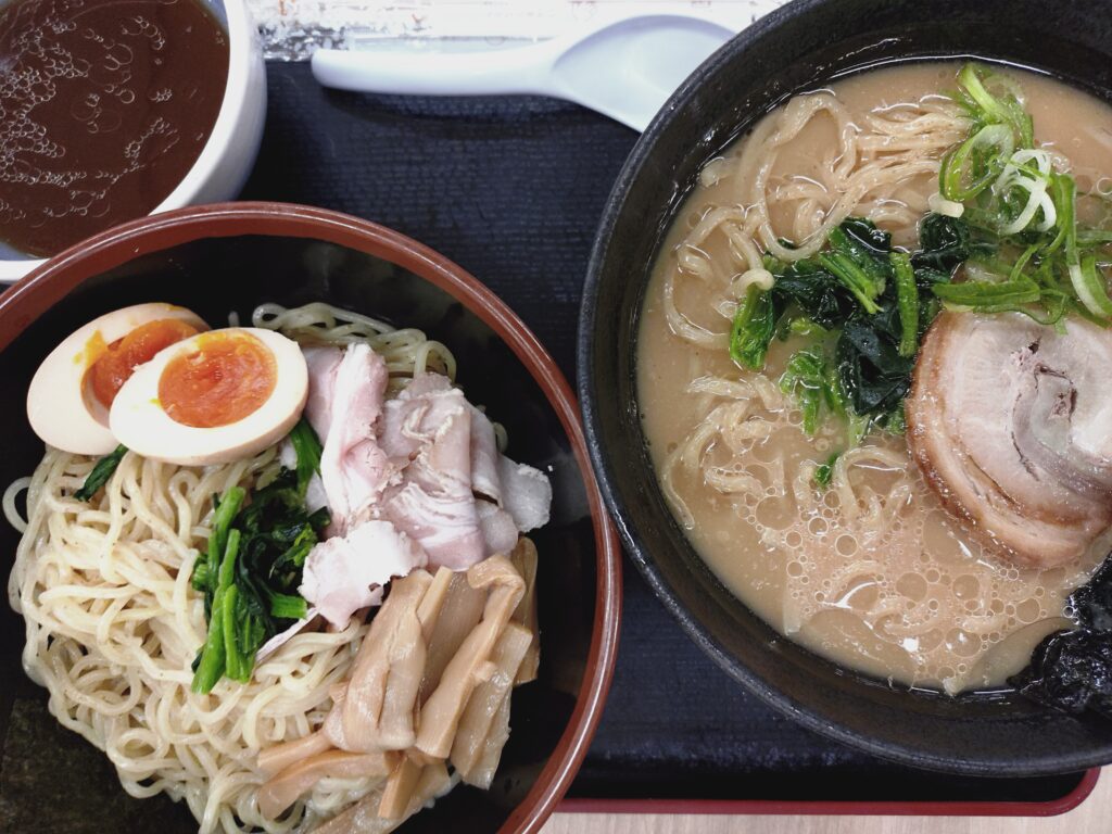 豚骨醤油ラーメンと冷やし肉盛りつけ麺（和風つけ汁）