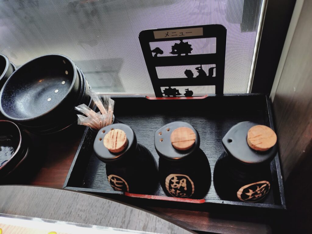 卓上の調味料、とり皿