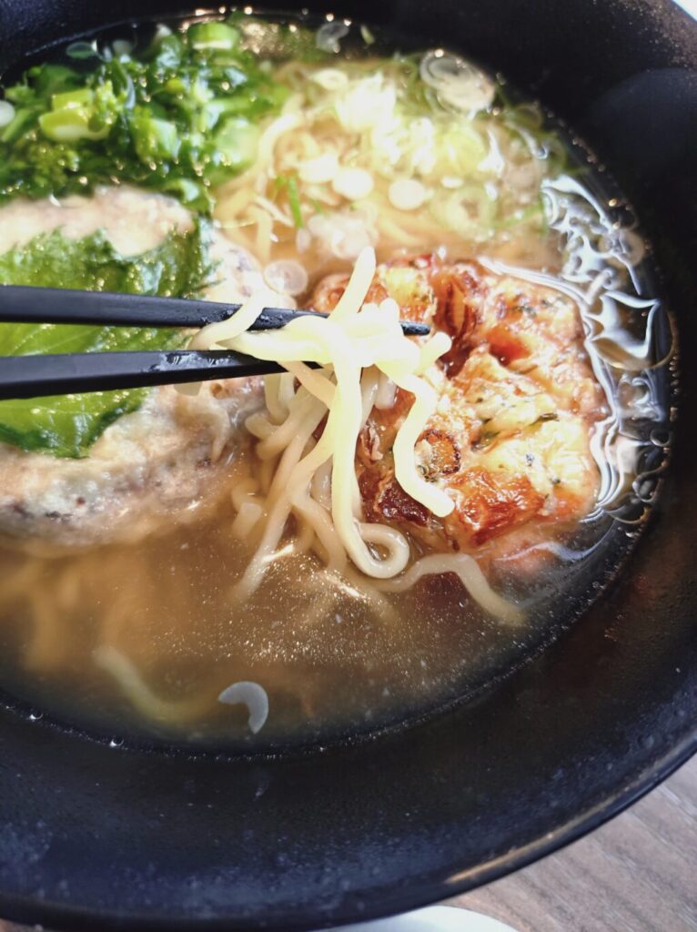 さんがラーメンの麺