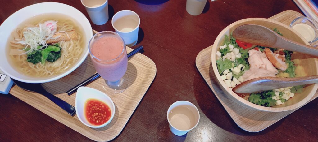 ザファーム食堂の鶏塩ラーメン（税込 1,480円）とパワーサラダ（税込 1,380円）