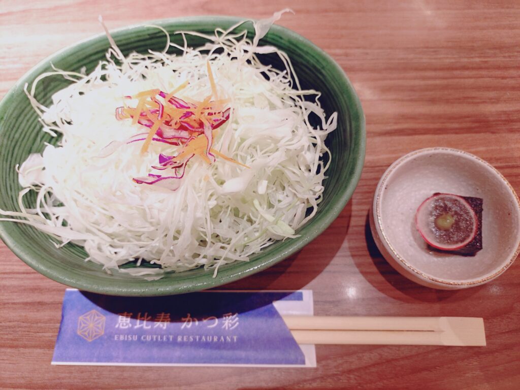 お変わり自由のキャベツと前菜