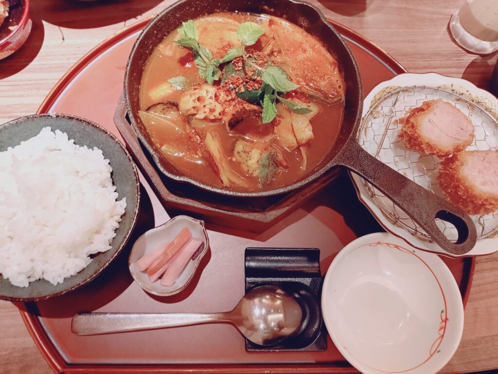 恵比寿かつ彩 本店のスパイス香るごろっと野菜のスープカレー 特選やわらか棒ひれかつ60g御膳（\2,080）