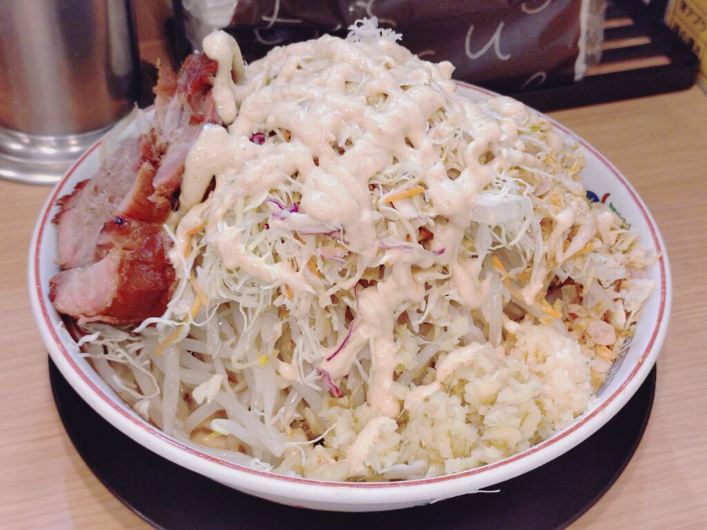 色鮮やかな具材がどっさりと盛られた冷やし中華