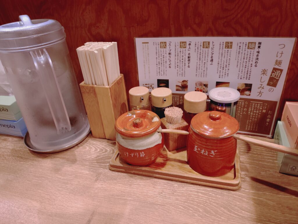 つけ麺屋ごんろくの卓上調味料ラインナップ
