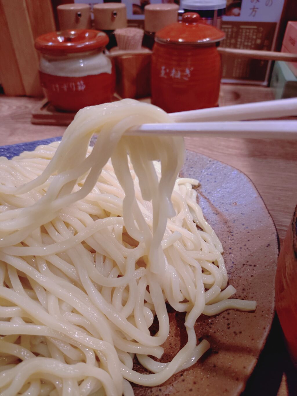 つけ麺屋ごんろくのツルツルモチモチな太麺リフトアップ